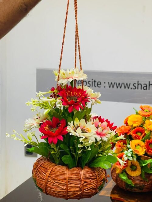 মিক্সড রেড অ্যান্ড হোয়াইট ফ্লাওয়ার হ্যান্ডিং বাস্কেট